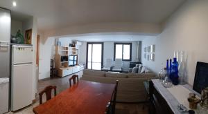 eine Küche und ein Wohnzimmer mit einem Tisch und einem Sofa in der Unterkunft Casa Rural Runa in Miranda de Arga