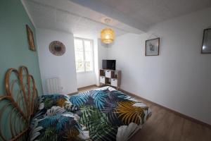 1 dormitorio con cama y sofá en Gîte La Foresienne en Putanges