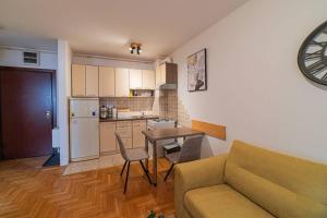 Il comprend un salon avec un canapé et une table. dans l'établissement MR apartments 1, à Zagreb