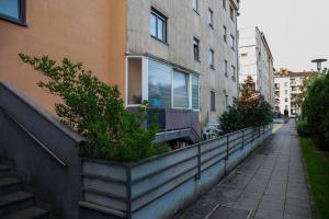 un bâtiment avec un planteur sur le côté du trottoir dans l'établissement MR apartments 1, à Zagreb