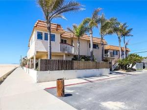una casa con palmeras frente a una calle en Beachfront 3 Bedroom 3 Bath In Seal Beal, Ca, en Seal Beach