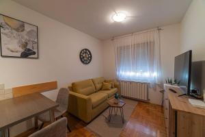 - un salon avec un canapé et une table dans l'établissement MR apartments 1, à Zagreb
