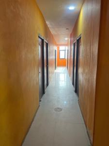 un pasillo de un edificio de oficinas con un pasillo largo en OYO Hotel Star 7, en Palwal