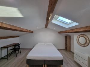 a bedroom with a bed and a skylight at Le Rawai in Fos-sur-Mer