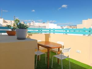 a table and chairs on a balcony with a view at Daydream Medano Coliving in El Médano