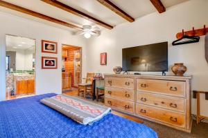 1 dormitorio con 1 cama azul y TV en Santa Fe Motel & Inn, en Santa Fe