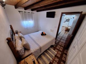 1 dormitorio con 1 cama y TV en Casa Luis Pico, en Granadilla de Abona