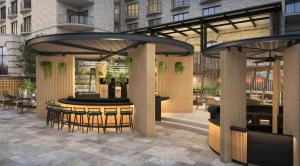 歐文的住宿－The Ritz-Carlton Dallas, Las Colinas，餐厅设有酒吧,配有桌椅