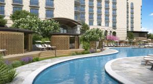 uma imagem de uma piscina num hotel em The Ritz-Carlton Dallas, Las Colinas em Irving