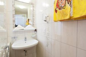 Ein Badezimmer in der Unterkunft Hotel Garni Dias