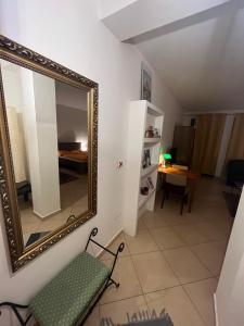 科馬爾諾的住宿－Monelly Apartman，挂在客厅旁边的墙上的镜子