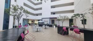 Restaurace v ubytování Estudio con vista al jardìn en Town Center Playa Blanca Panama