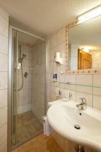 Ein Badezimmer in der Unterkunft Hotel Garni Dias