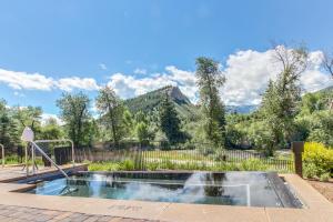 uma piscina com uma montanha ao fundo em Eagle River by AvantStay Located in the Westin em Avon