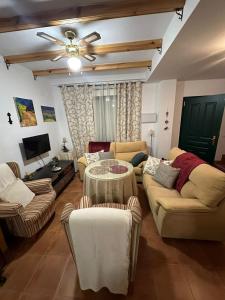 Una sala de estar con dos sofás y una mesa. en Casa rural Cañaveral de León, en Cañaveral de León