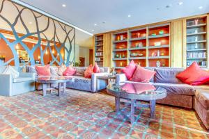 A seating area at Eagle River by AvantStay Located in the Westin