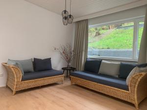 ein Wohnzimmer mit 2 Sofas und einem Fenster in der Unterkunft Spacious house for large groups and families in Würzburg