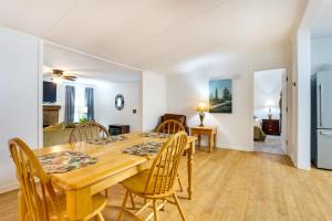 Posezení v ubytování 1 Mi to Lake Allatoona Family Home on Farm!