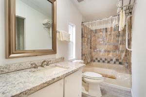 Koupelna v ubytování 1 Mi to Lake Allatoona Family Home on Farm! + 16 fotografií