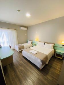 Un pat sau paturi într-o cameră la Real NOB Hotel