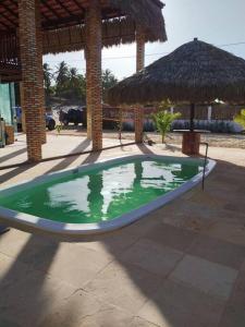 een klein zwembad met groen water in een resort bij Casa Bulegon in Itapipoca
