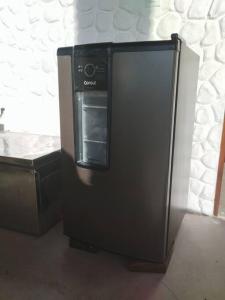 een zwarte koelkast met de deur open in een kamer bij Casa Bulegon in Itapipoca