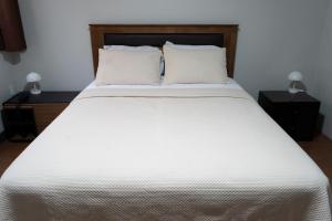Rúm í herbergi á San Miguel Awanka Hotel