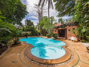 蘇梅島的住宿－Натуральные виллы в тропическом саду，一座房子的院子内的游泳池
