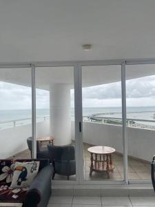 uma sala de estar com vista para o oceano em Hermoso Apartamento con una de las mejores vistas na Cidade do Panamá