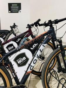 dos bicicletas estacionadas una al lado de la otra en exhibición en Real NOB Hotel en Orleães