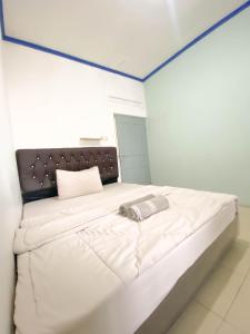Rúm í herbergi á Homestay Kamar Tamu Selomartani 3