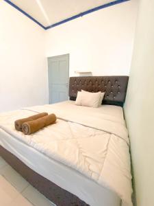 Tempat tidur dalam kamar di Homestay Kamar Tamu Selomartani 3