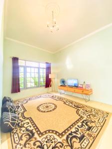 una sala de estar con una alfombra grande en el suelo en Homestay Kamar Tamu Selomartani 3, en Sleman