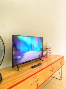 Sjónvarps- og/eða afþreyingartæki á Homestay Kamar Tamu Selomartani 3