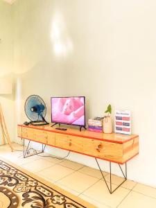 Sjónvarps- og/eða afþreyingartæki á Homestay Kamar Tamu Selomartani 3