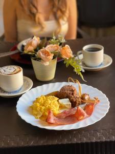 SuchitotoにあるHotel y Café Ixmati Suchitotoのコーヒー付きテーブルの朝食用食品