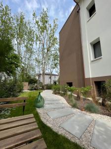 a garden with a vase next to a building at labotanica_casalounge in Cesenatico