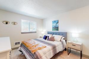 un dormitorio con una cama y una ventana en Sur la Mer, en Seaside