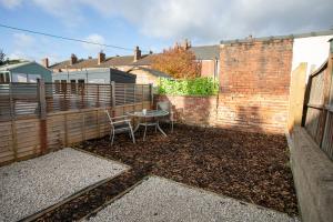 a patio with a table and a fence at * Parking * Sleeps 5 * Fast Wi-Fi in Lincolnshire