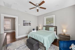 um quarto com uma cama e uma ventoinha de tecto em Charming Craftsman close by Bishop Arts & Downtown em Dallas