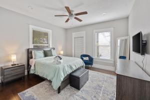 um quarto com uma cama e uma ventoinha de tecto em Charming Craftsman close by Bishop Arts & Downtown em Dallas