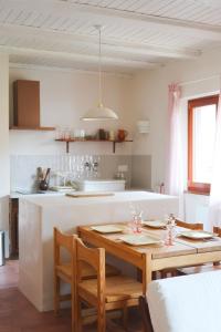 Virtuvė arba virtuvėlė apgyvendinimo įstaigoje Appartement cosy sur la route des vins d'Alsace