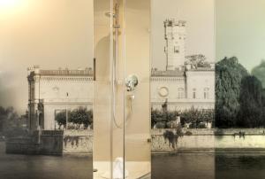 una doccia in bagno con un edificio di Hotel Hagnauer Seeperle a Hagnau