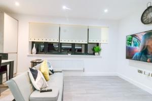 sala de estar con sofá y ventana en Cosy 1Bed Apart with Wifi en Purley