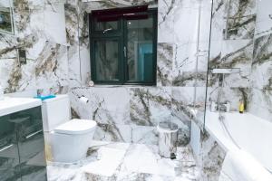 ein Badezimmer mit einem WC, einem Waschbecken und einer Badewanne in der Unterkunft Cosy 1Bed Apart with Wifi in Purley