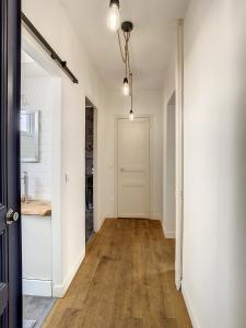 a hallway with white walls and a white door at Studio Cosy Tout Confort Porte Orléans 2 Pers Paris in Montrouge