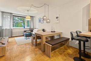 ein Wohnzimmer mit einem Tisch, Stühlen und einem Sofa in der Unterkunft LITTLE WINTERBERG Zentrale Lage Bikepark und Piste in Winterberg