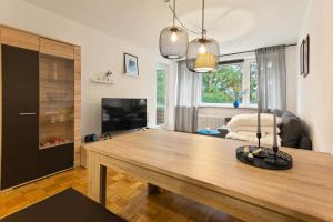 ein Wohnzimmer mit einem Holztisch und einem TV in der Unterkunft LITTLE WINTERBERG Zentrale Lage Bikepark und Piste in Winterberg