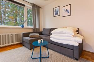 ein Wohnzimmer mit einem Sofa und einem Tisch in der Unterkunft LITTLE WINTERBERG Zentrale Lage Bikepark und Piste in Winterberg