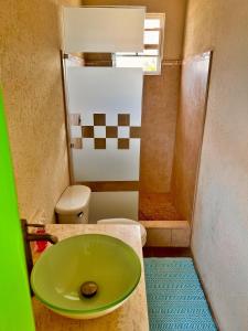 ein Badezimmer mit einem grünen Waschbecken und einer Dusche in der Unterkunft Cozy Modern Upstairs 2 Bed A/C Apt Near 2 Everything in Saint Philip